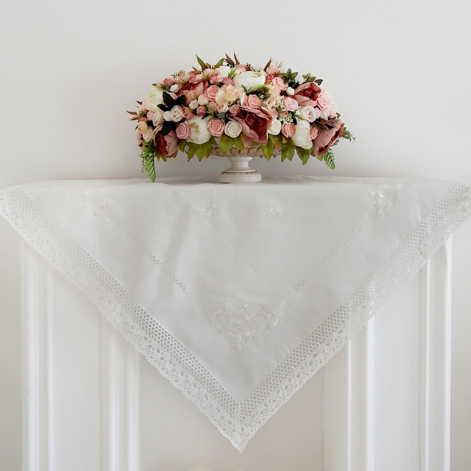 Скатерть 1806 150х150см белая