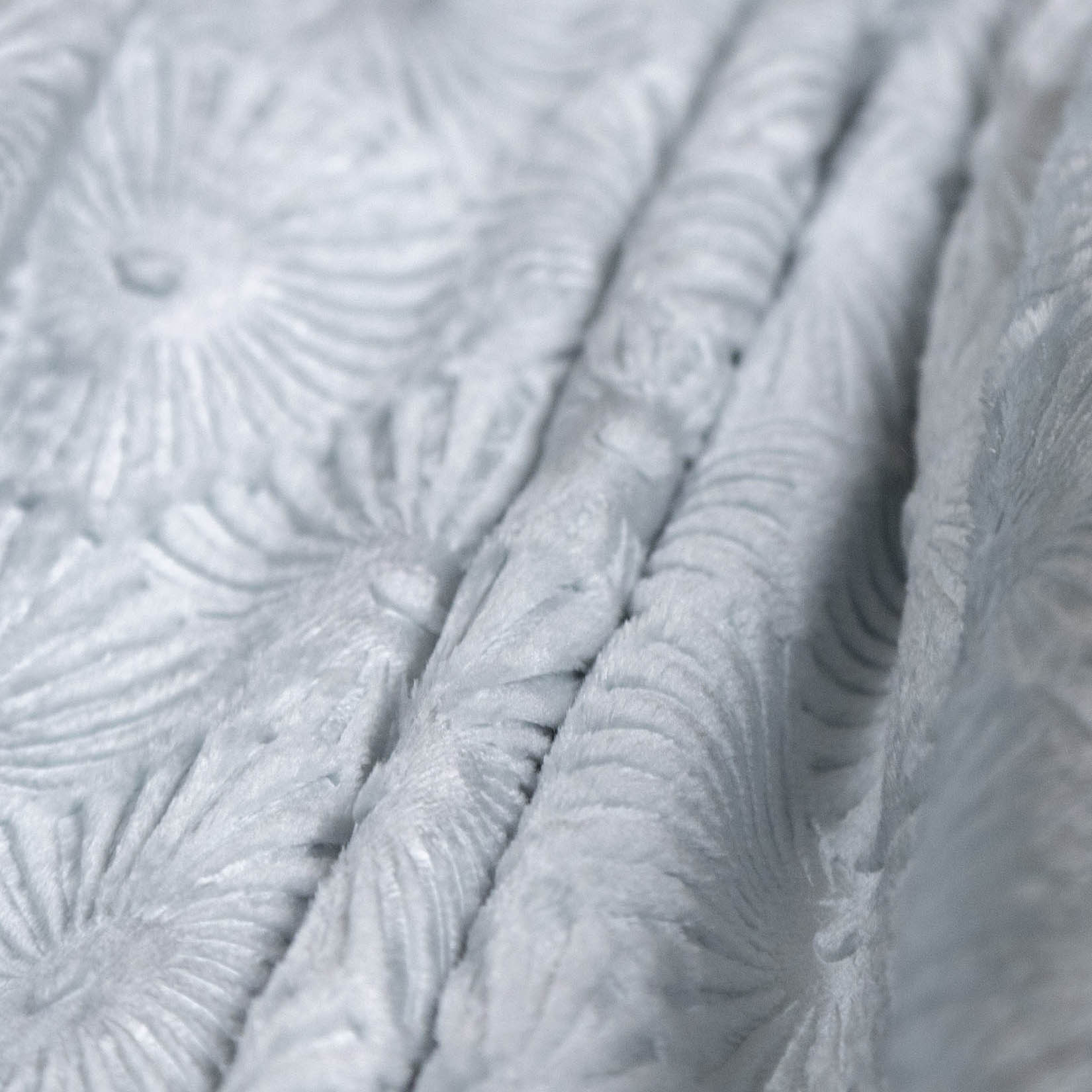 Плед ОЛИВИЯ однотонный с тиснением серо-голубой круг 18-11