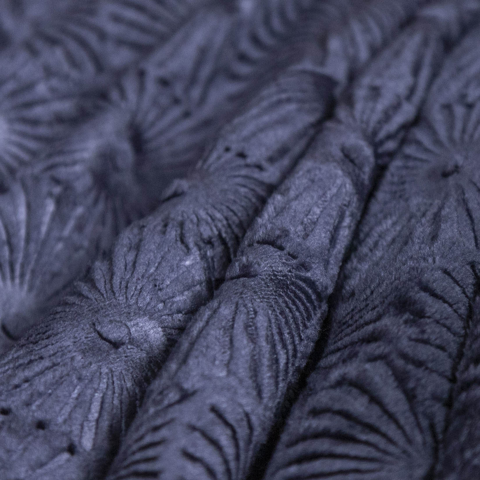 Плед ОЛИВИЯ однотонный с тиснением синий круг 18-07