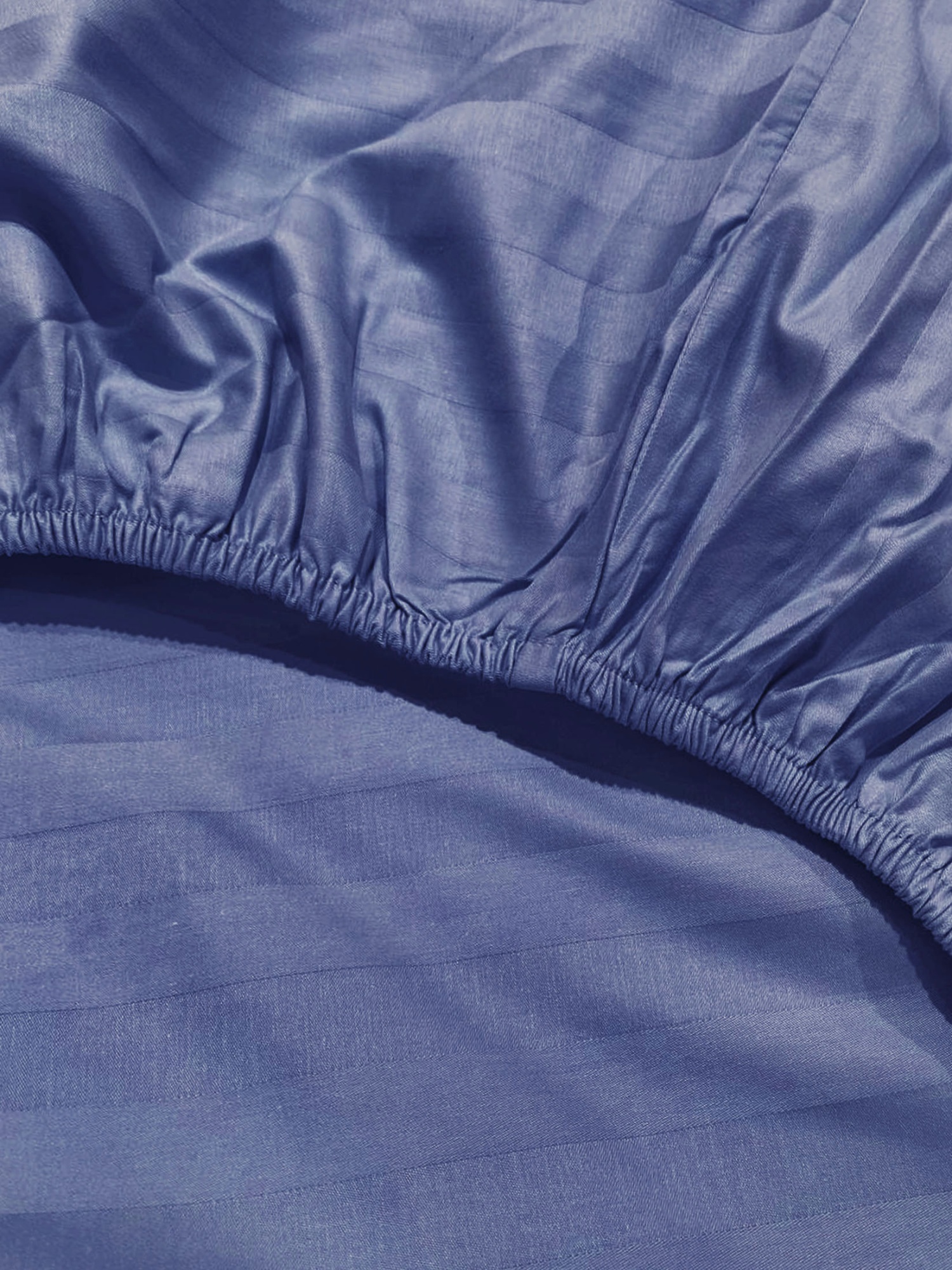 Простыня на резинке Сатин-Страйп синяя 19-3933