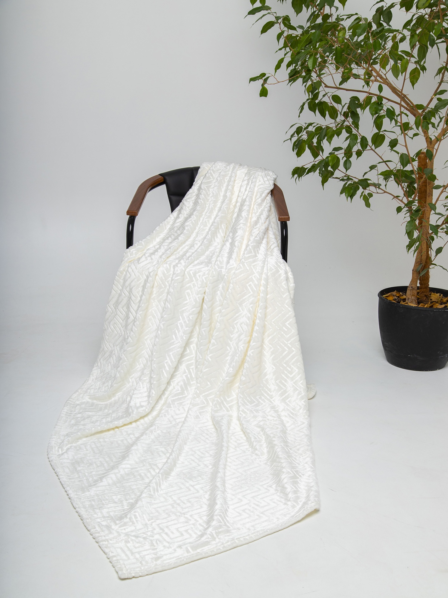 Плед ОЛИВИЯ однотонный с тиснением белый лабиринт 20-05